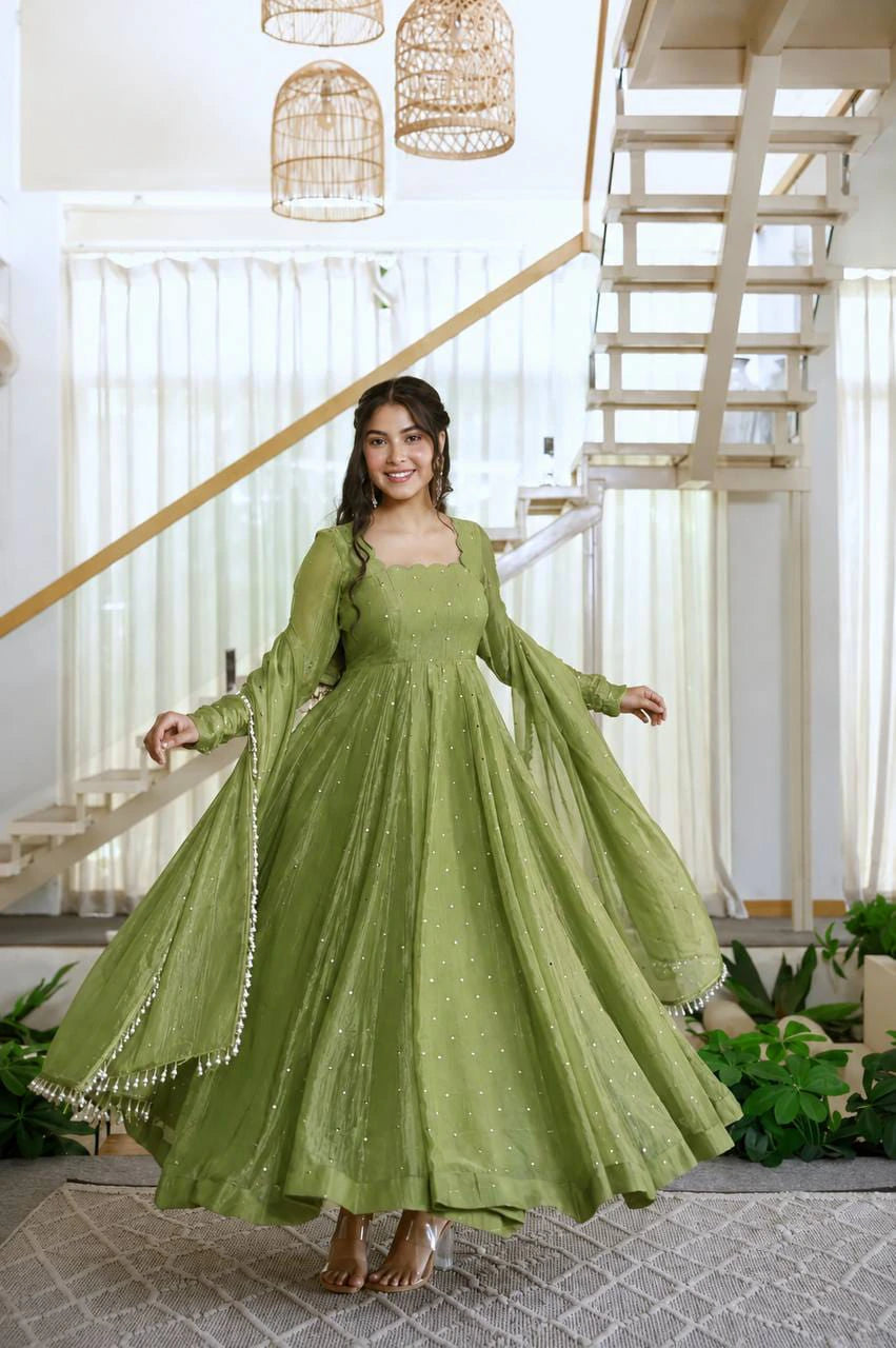 ✨ Designer Gown with Pent Set – Elegant Ethnic Wear ✨
🎀 Crafted in Classy Tones with Premium Fabric 1