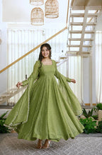 ✨ Designer Gown with Pent Set – Elegant Ethnic Wear ✨
🎀 Crafted in Classy Tones with Premium Fabric 1