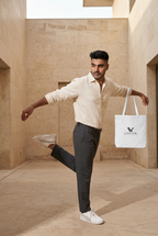 नई outfit और courtyard background में Luxvivo tote bag के साथ मॉडल